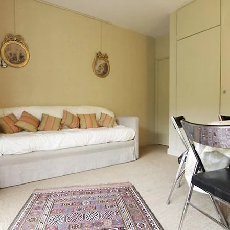 Charming Trocadero Flat *